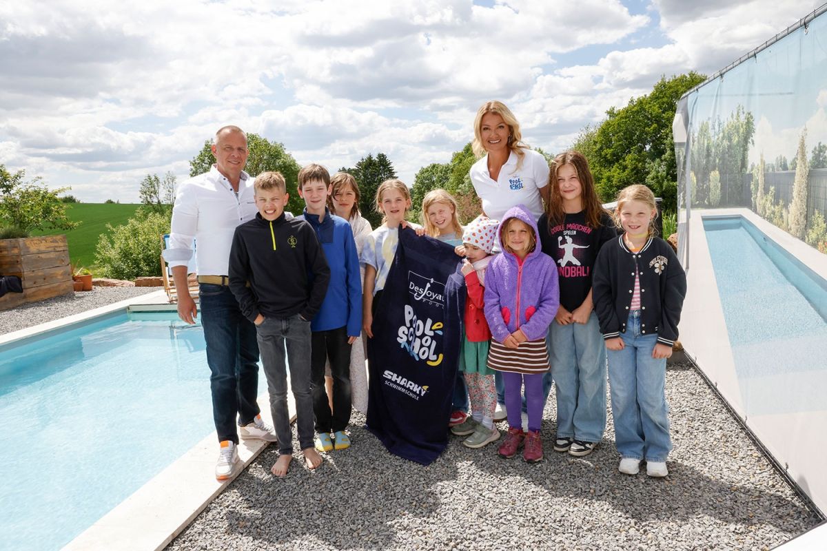 Desjoyaux Pool-School Kinder Schwimmkurs mit Axel Steinbach und Schirmherrin Franziska van Almsick (© Isa Foltin/Getty Images)
