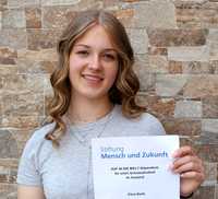 AUF IN DIE WELT Stipendien für Schüleraustausch: Elina mit Urkunde (Stiftung Mensch und Zukunft) AUF IN DIE WELT Stipendien für Schüleraustausch: Elina mit Urkunde (Stiftung Mensch und Zukunft)