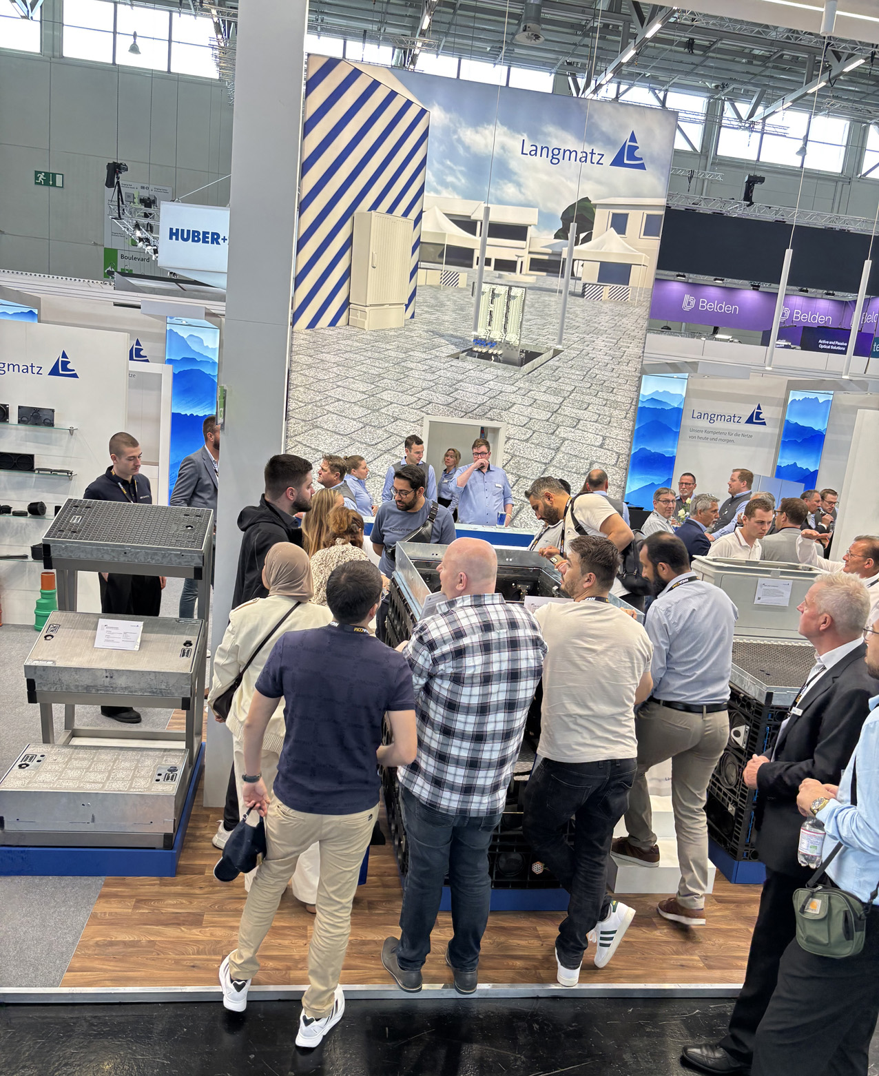 Die Besucher am Messestand von Langmatz zeigen großes Interesse am Gf-Netzverteiler EK881. (Bildquelle: Langmatz) Die Besucher am Messestand von Langmatz zeigen großes Interesse am Gf-Netzverteiler EK881. (Bildquelle: Langmatz)