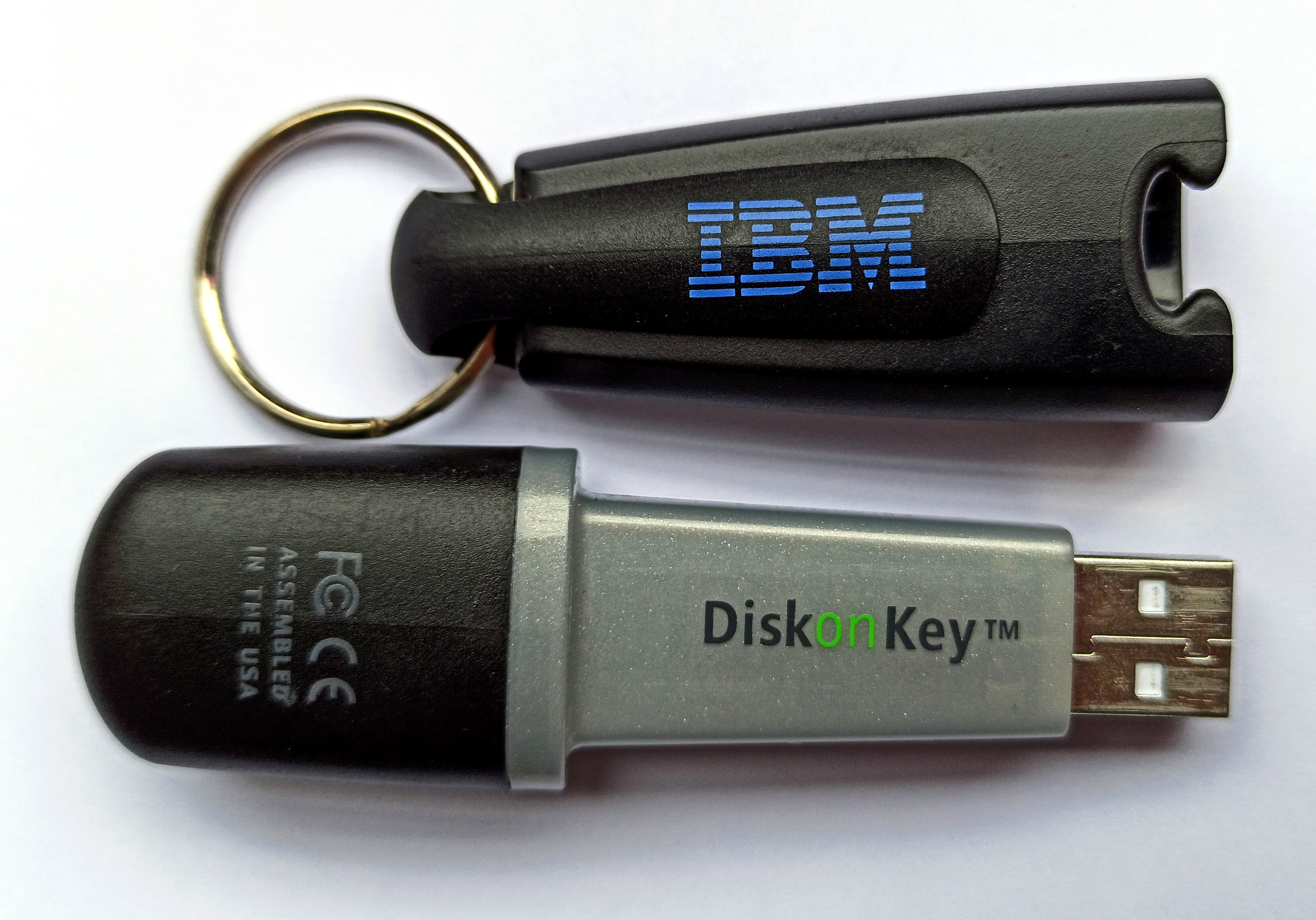 Der erste USB-Stick aus dem Jahr 2000, IBM-gelabelt. Bild: CreativeCommons Author:Ianturo Der erste USB-Stick aus dem Jahr 2000, IBM-gelabelt. Bild: CreativeCommons Author:Ianturo