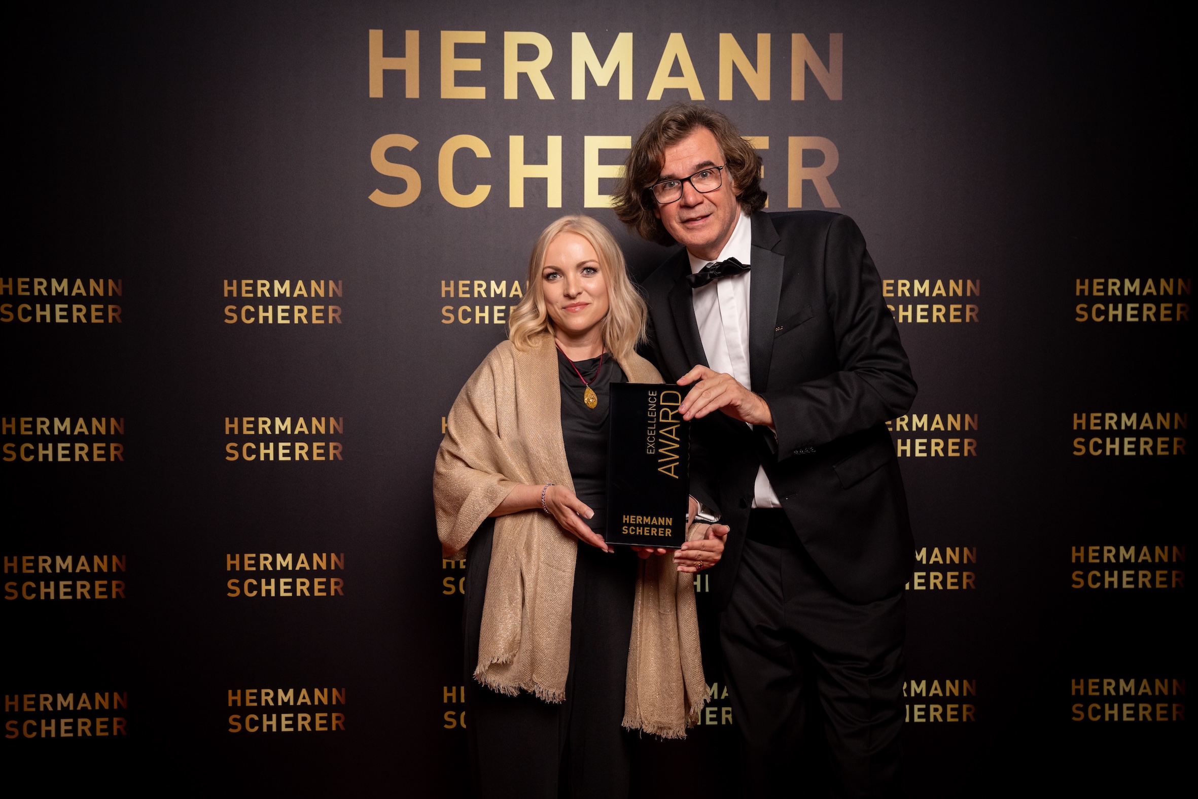Hermann Schererüberreicht den Excellence Award an Liane Klauke, Foto: Justin Bockey (Die Bildrechte liegen bei dem Verfasser der Mitteilung.) Hermann Schererüberreicht den Excellence Award an Liane Klauke, Foto: Justin Bockey (Die Bildrechte liegen bei dem Verfasser der Mitteilung.)