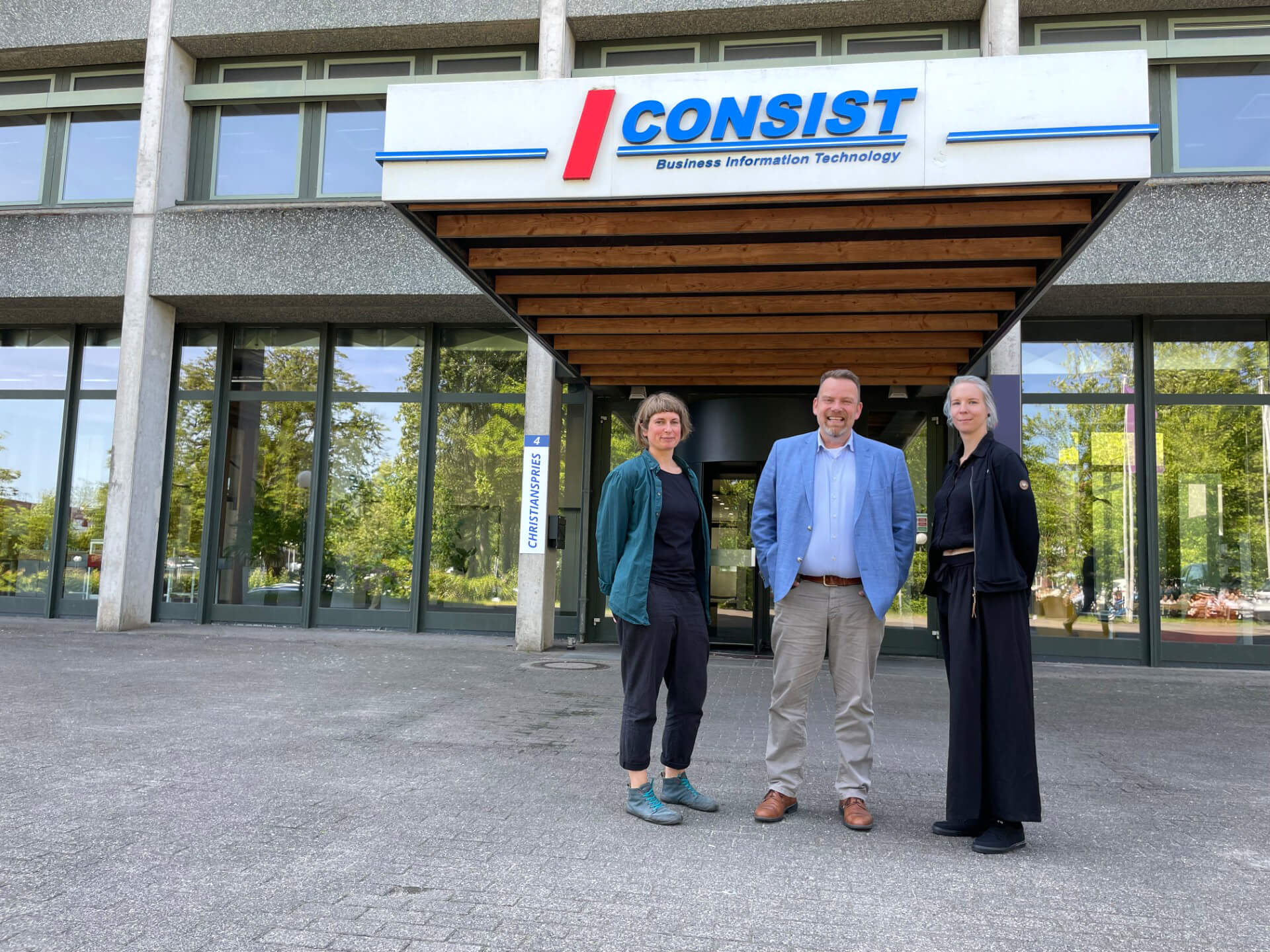 Koordinatorinnen Kieler Netzwerk gegen Kinderarmut und Jörg Hansen, Geschäftsführer Consist (Die Bildrechte liegen bei dem Verfasser der Mitteilung.) Koordinatorinnen Kieler Netzwerk gegen Kinderarmut und Jörg Hansen, Geschäftsführer Consist (Die Bildrechte liegen bei dem Verfasser der Mitteilung.)