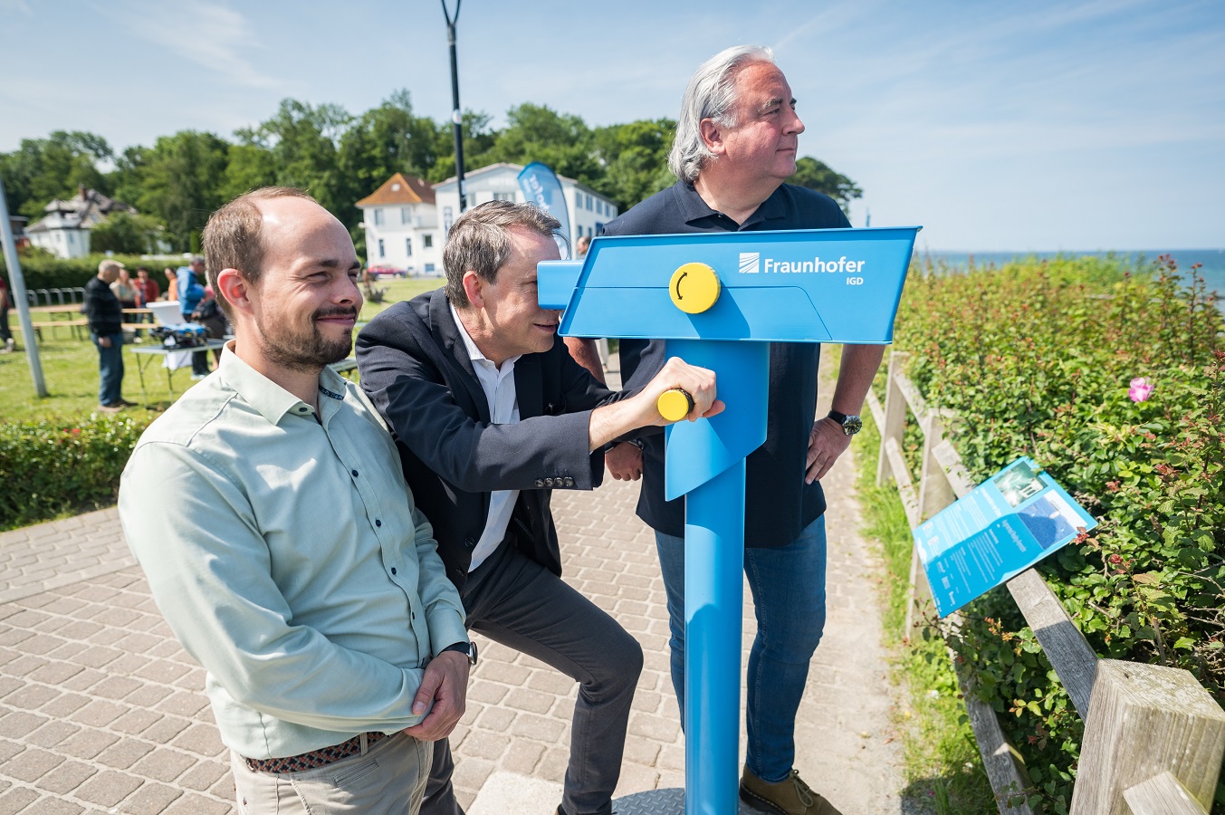 Digital Ocean Lab - Blick durch das AR-Fernglas: virtueller Tauchgang unter die Wasseroberfläche (Die Bildrechte liegen bei dem Verfasser der Mitteilung.) Digital Ocean Lab - Blick durch das AR-Fernglas: virtueller Tauchgang unter die Wasseroberfläche (Die Bildrechte liegen bei dem Verfasser der Mitteilung.)