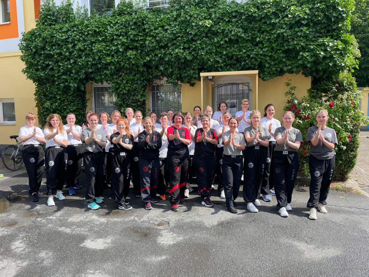 Freudige Teilnehmerinnen nach einem intensiven Lehrgang mit Leiterin Lady Sifu Anja Fischer (© TA WingTsun Hamburg) Freudige Teilnehmerinnen nach einem intensiven Lehrgang mit Leiterin Lady Sifu Anja Fischer (© TA WingTsun Hamburg)