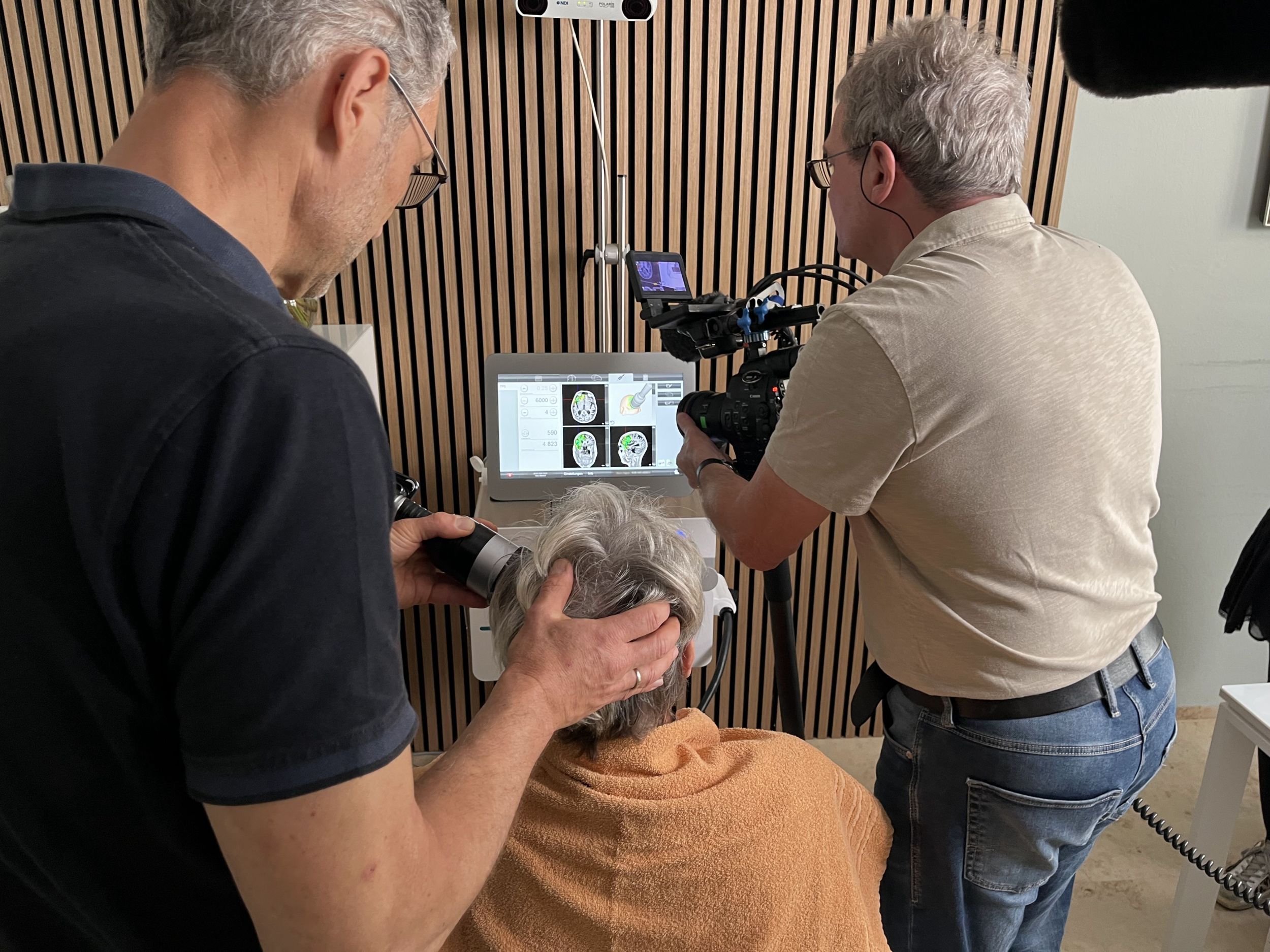 Psychiater Dr. med. Alexander Schwarz vom TPS-Zentrum Ulm bei der TPS-Behandlung - TV-Beitrag BR Psychiater Dr. med. Alexander Schwarz vom TPS-Zentrum Ulm bei der TPS-Behandlung - TV-Beitrag BR