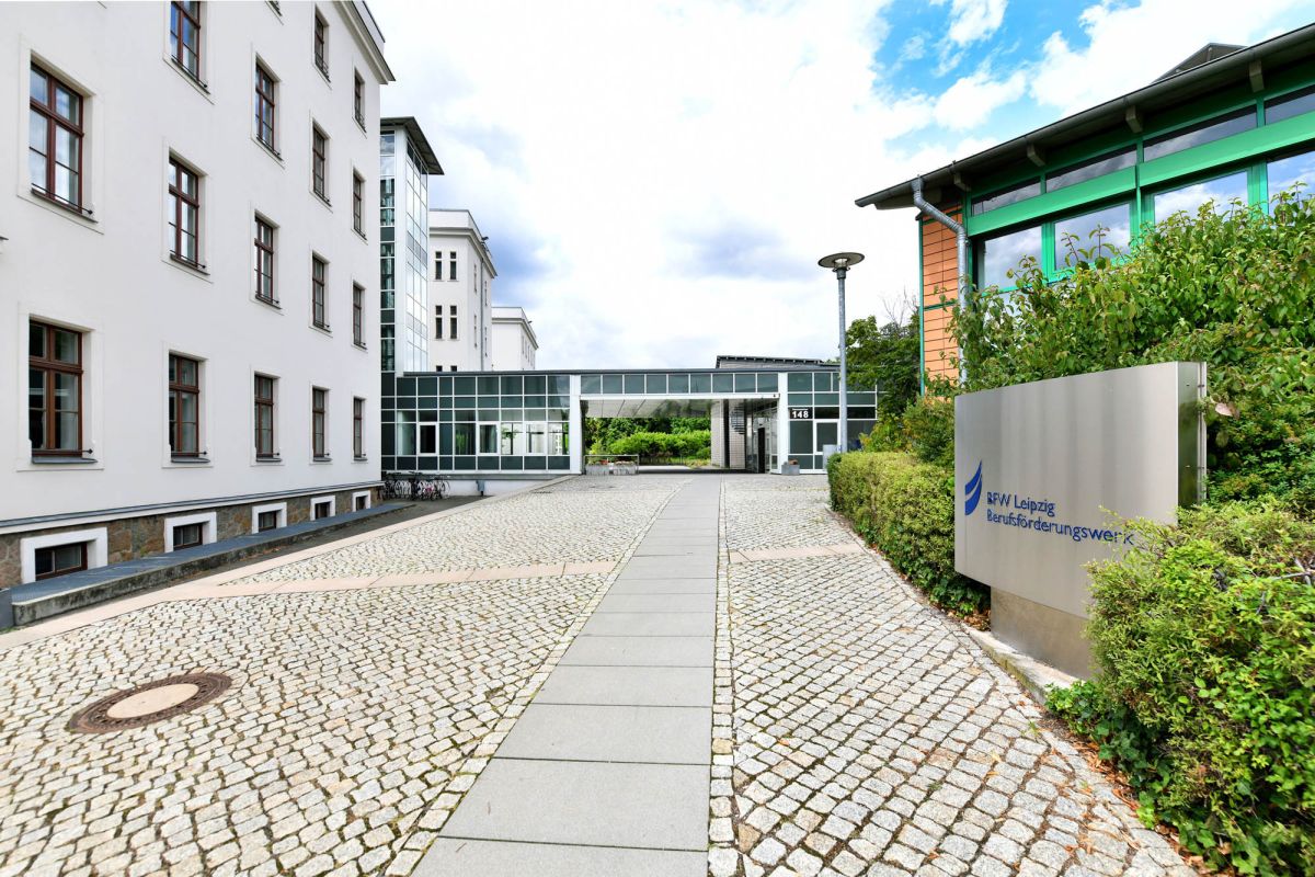 Das BFW Leipzig bietet ca. 1000 Teilnehmenden pro Jahr die Möglichkeit auf berufliche Rehabilitation (© Jenny Stadthaus) Das BFW Leipzig bietet ca. 1000 Teilnehmenden pro Jahr die Möglichkeit auf berufliche Rehabilitation (© Jenny Stadthaus)