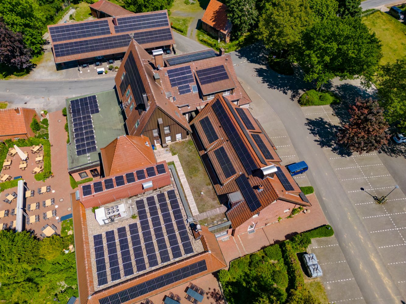 Praktisch sämtliche für die Photovoltaik verfügbaren Flächen werden auf den Dächern des Gasthauses Stevertal genutzt.