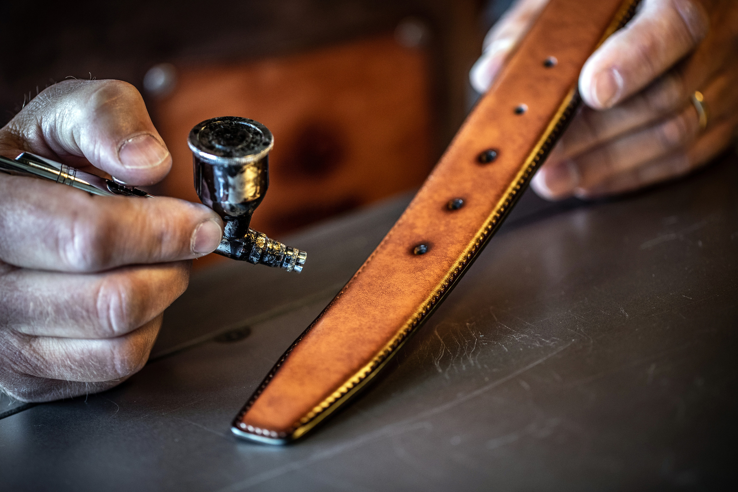 Lindenmann handwerkliche Herstellung eines Ledergürtels