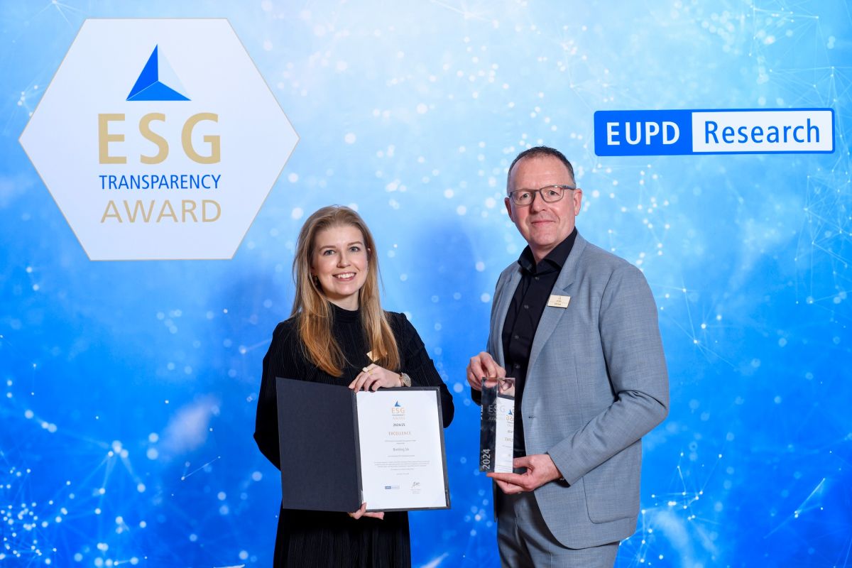 Pauline Braun Cobigo (Breitling) nimmt den ESG Transparency Award 2024 beim ESG Summit entgegen. (© EUPD/Wenski) Pauline Braun Cobigo (Breitling) nimmt den ESG Transparency Award 2024 beim ESG Summit entgegen. (© EUPD/Wenski)