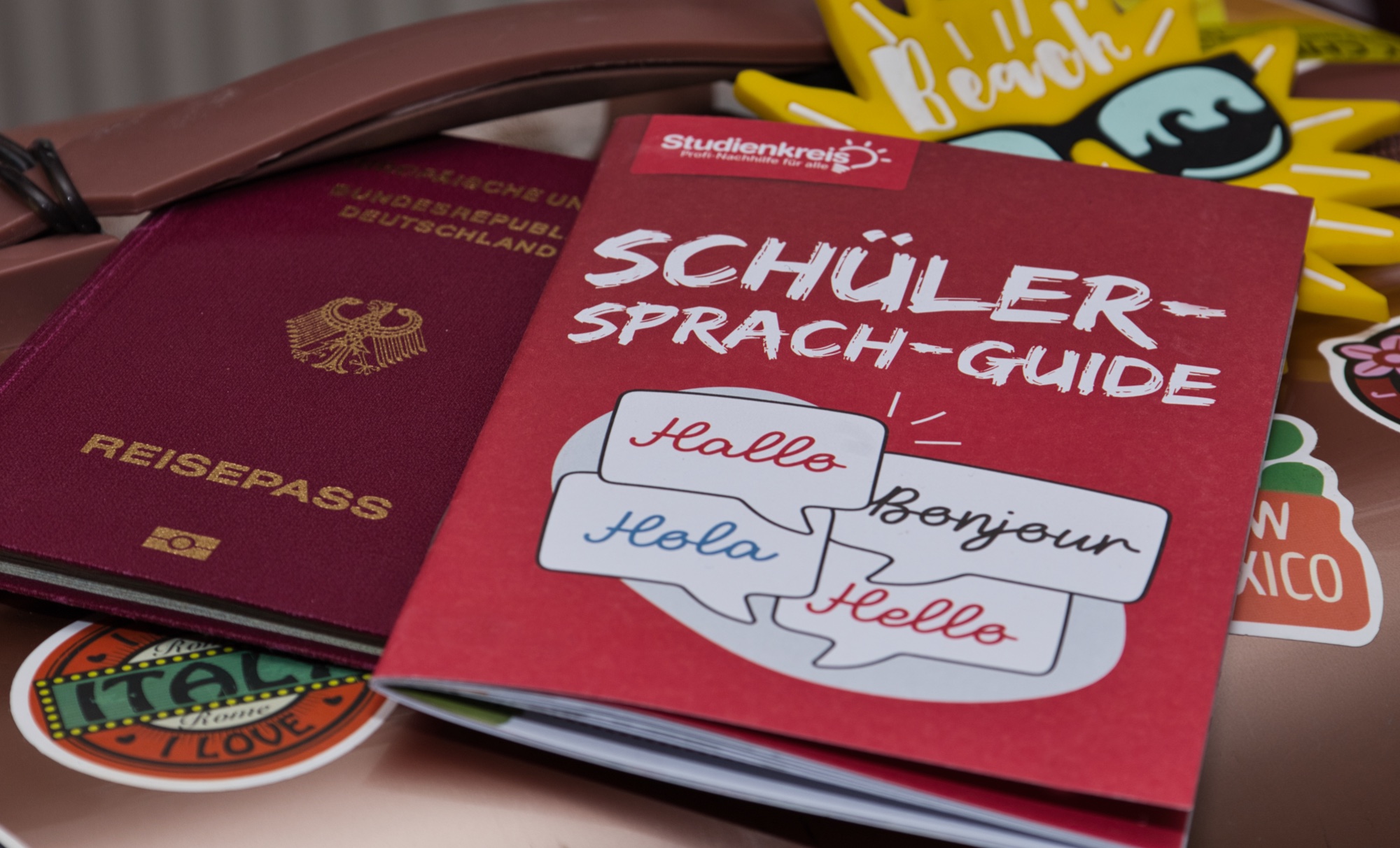 Der Schülersprach-Guide vermittelt Redewendungen in Englisch, Französisch, Spanisch und Italienisch. (Die Bildrechte liegen bei dem Verfasser der Mitteilung.) Der Schülersprach-Guide vermittelt Redewendungen in Englisch, Französisch, Spanisch und Italienisch. (Die Bildrechte liegen bei dem Verfasser der Mitteilung.)
