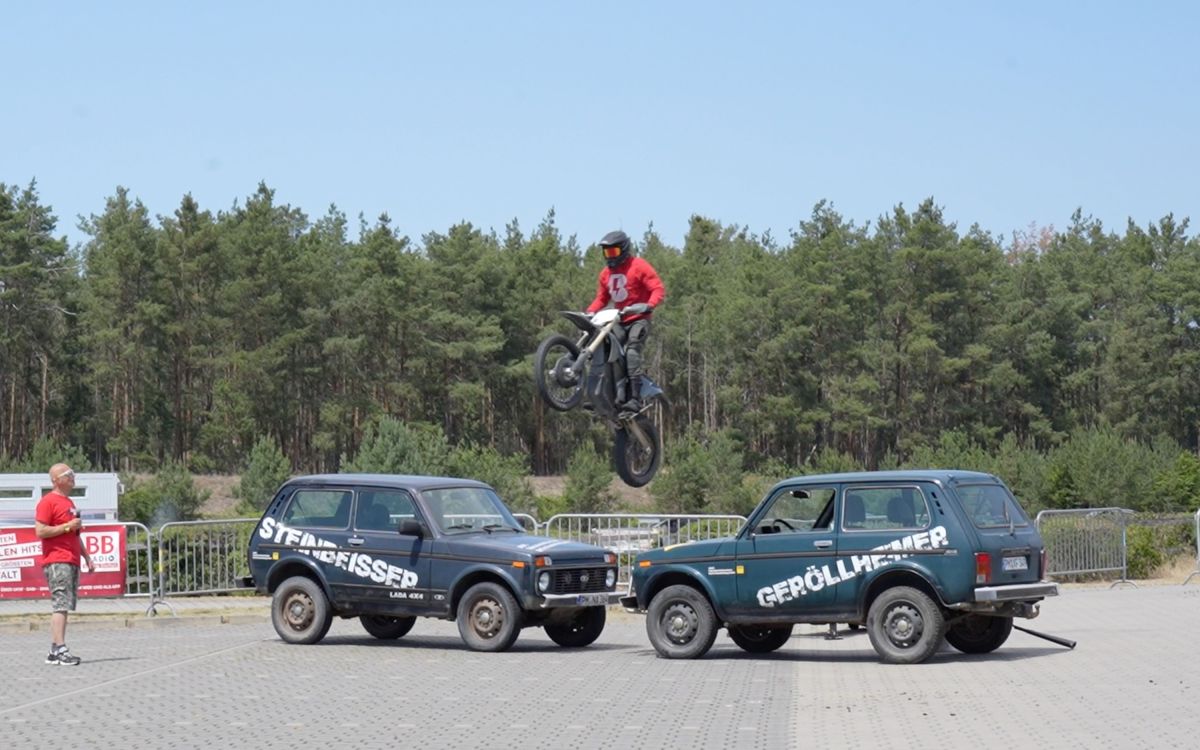 Spannende Stunts gab es am Tag der offenen Tür in Linthe zu bestaunen. (© ADAC Fahrsicherheitszentrum Berlin-Brandenburg GmbH) Spannende Stunts gab es am Tag der offenen Tür in Linthe zu bestaunen. (© ADAC Fahrsicherheitszentrum Berlin-Brandenburg GmbH)