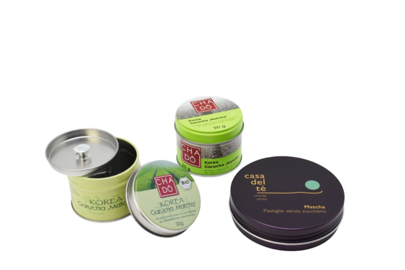 Unsere Matcha-Teedosen vereinen modernes Design, funktionale Perfektion und maximale Aromafrische in einer exklusiven Form. Unsere Matcha-Teedosen vereinen modernes Design, funktionale Perfektion und maximale Aromafrische in einer exklusiven Form.