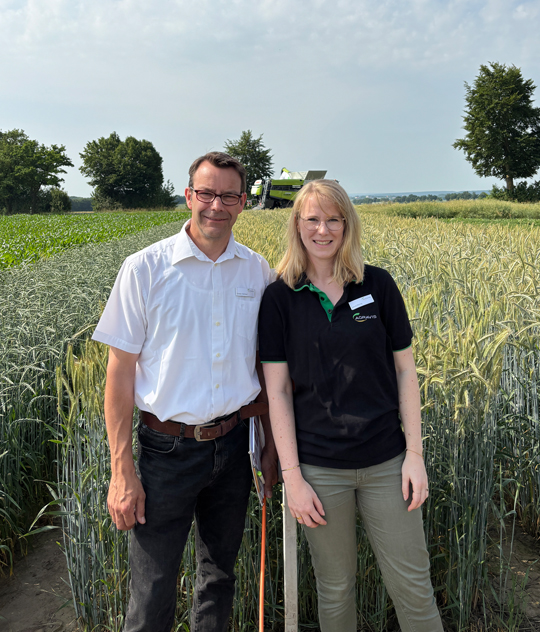 AGRAVIS-Experte Stefan Bobbert (li., AGRAVIS Westfalen-Hessen GmbH) und Moderatorin Janna Riering (Die Bildrechte liegen bei dem Verfasser der Mitteilung.) AGRAVIS-Experte Stefan Bobbert (li., AGRAVIS Westfalen-Hessen GmbH) und Moderatorin Janna Riering (Die Bildrechte liegen bei dem Verfasser der Mitteilung.)