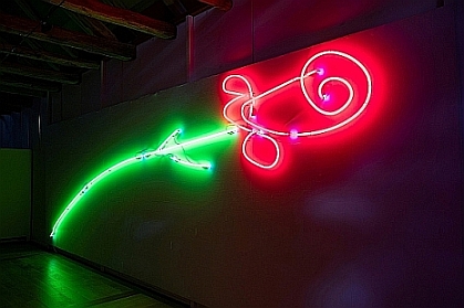 Neonrose, Neon-Lichtobjekt; Fotografin: Angela von Brill; Rechte: Heinrich W. Risken Stiftung