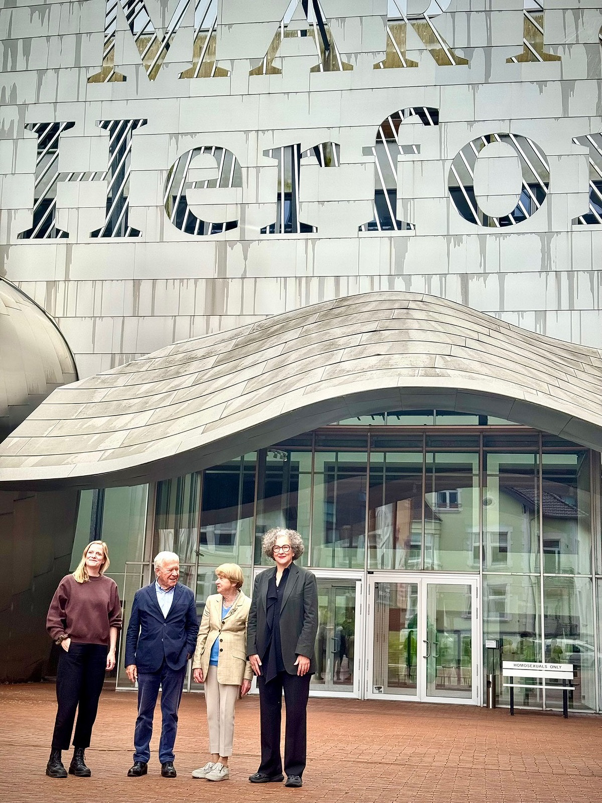 Kuratorin Ann Kristin Kreisel, Stifterehepaar Dr. H. Jürgen und Ingeborg Tiemann und Kathleen Rahn, Direktorin des Marta Herford