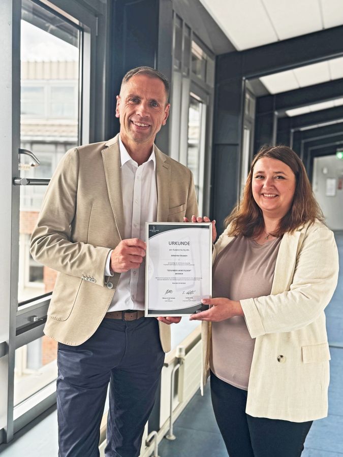 Vetreter:innen des Jobcenters Bremen mit der Auszeichnung Vetreter:innen des Jobcenters Bremen mit der Auszeichnung