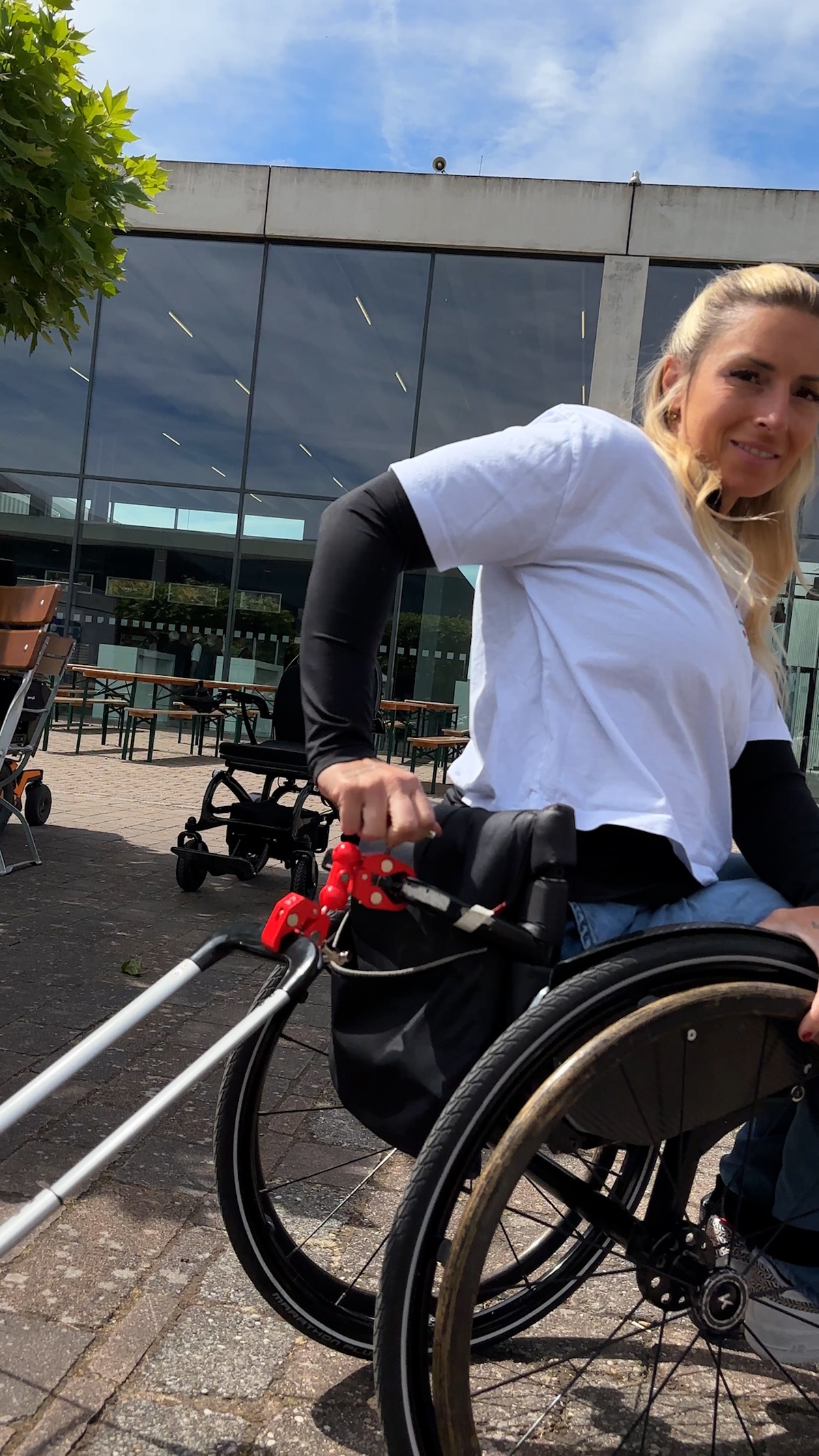 Tina Pesendorfer, österreichische Nummer 1 im Rollstuhltennis reist nur noch mit Travelhero Arnie. Tina Pesendorfer, österreichische Nummer 1 im Rollstuhltennis reist nur noch mit Travelhero Arnie.