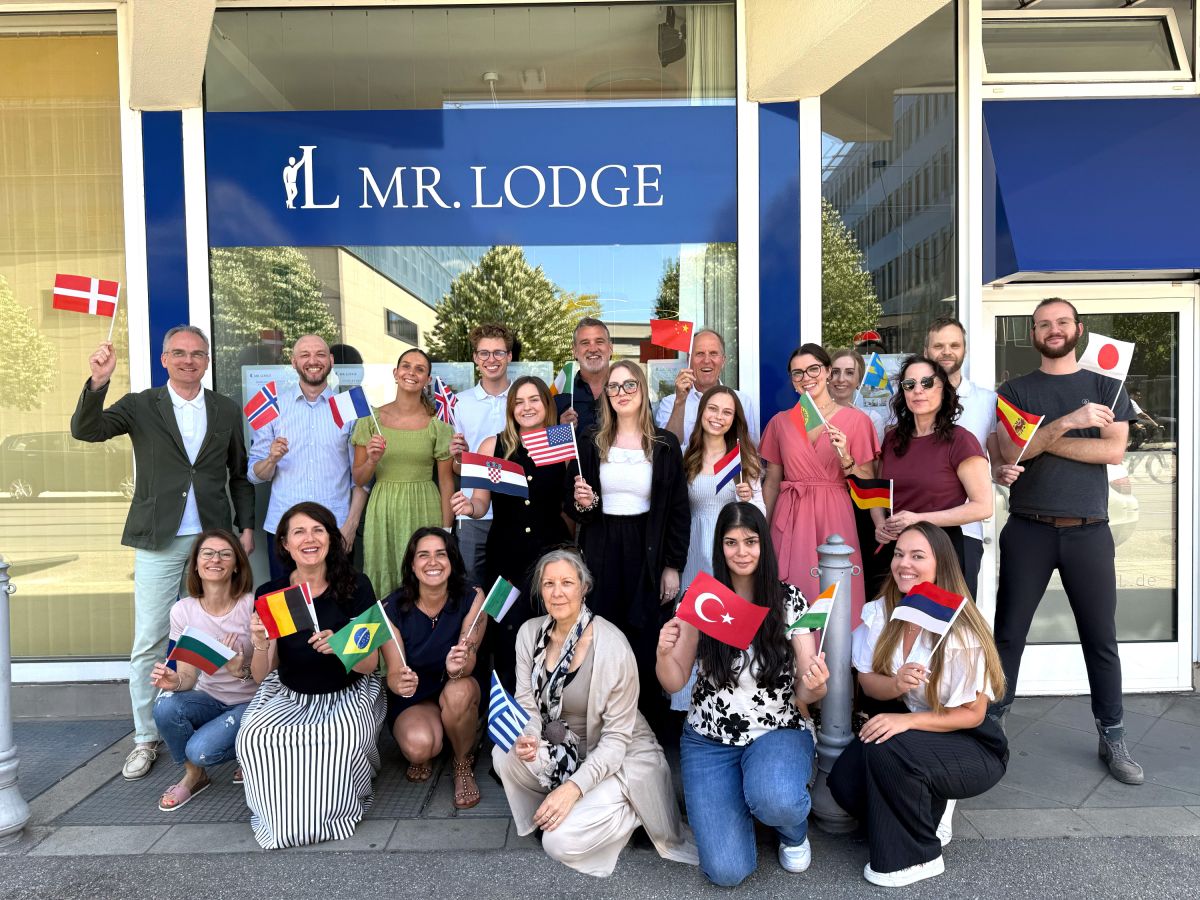 Das Team von Mr. Lodge bietet auf Website Kundenansprache durch KI-Technologie in 24 Sprachen (© Mr. Lodge GmbH) Das Team von Mr. Lodge bietet auf Website Kundenansprache durch KI-Technologie in 24 Sprachen (© Mr. Lodge GmbH)