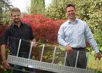 Die Geschäftsführer der AcryEngineering GmbH mit der neu entwickelten AcryLive Lichtschacht-Abdeckun