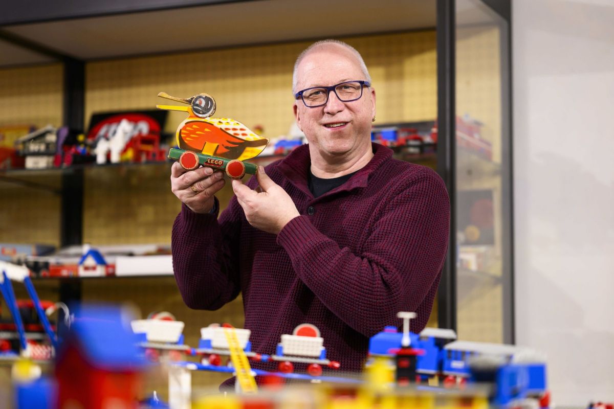 Ausstellungsmacher Christian Lange präsentiert eines der ältesten Spielzeuge der Marke (© Sven Moschitz) Ausstellungsmacher Christian Lange präsentiert eines der ältesten Spielzeuge der Marke (© Sven Moschitz)