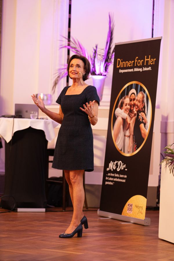 Helen Hain - Vortrag bei der Gala Dinner for Her von #shedoesfuture (© MarketDialog GmbH) Helen Hain - Vortrag bei der Gala Dinner for Her von #shedoesfuture (© MarketDialog GmbH)