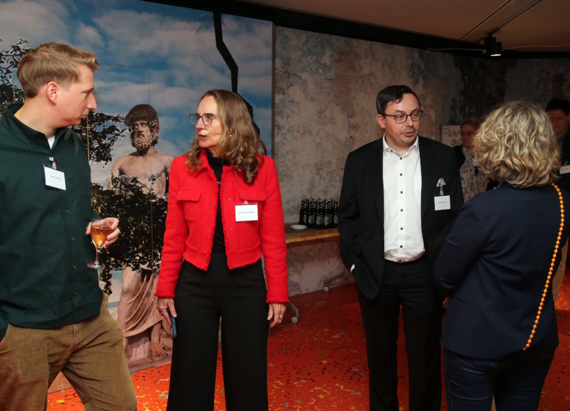 Dr. Christine Lötters bei der Veranstaltung der Kunststoff-Initiative im Deutschen Museum Bonn (Die Bildrechte liegen bei dem Verfasser der Mitteilung.) Dr. Christine Lötters bei der Veranstaltung der Kunststoff-Initiative im Deutschen Museum Bonn (Die Bildrechte liegen bei dem Verfasser der Mitteilung.)