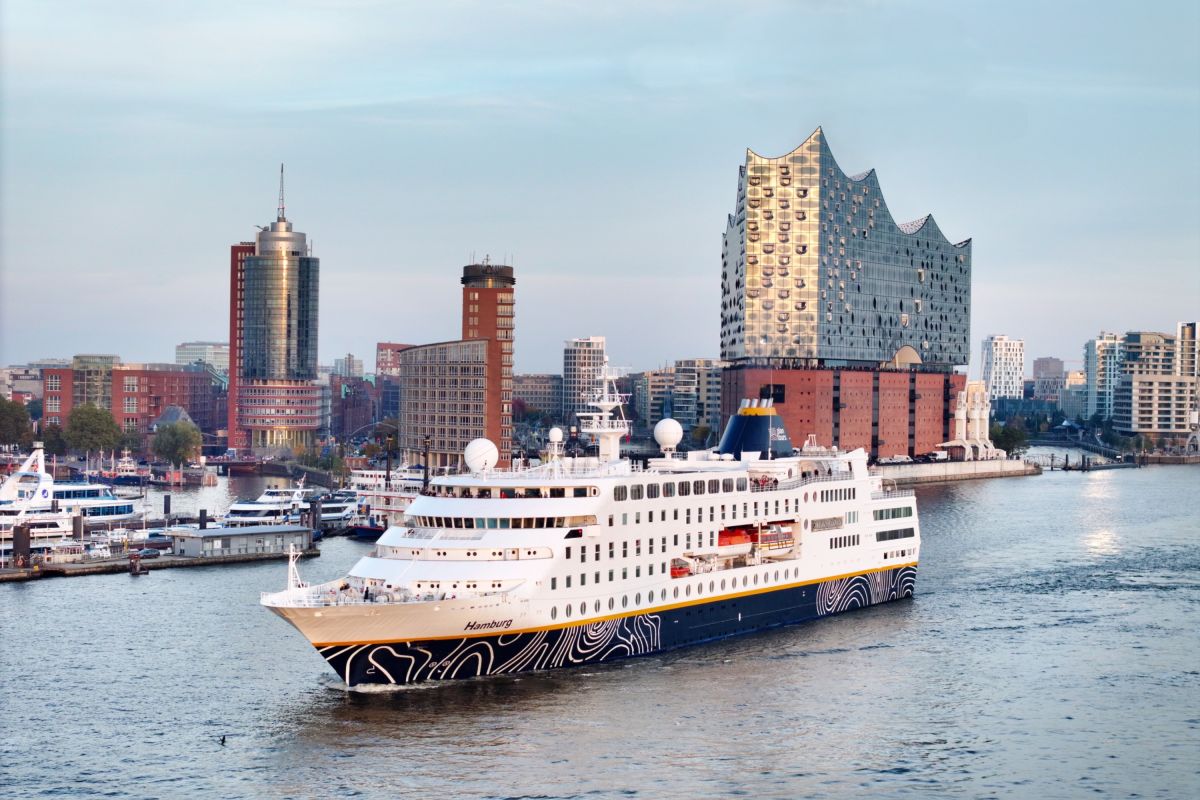 Kreuzfahrtschiff MS Hamburg auf der Elbe in Hamburg (© Foto plantours)