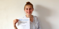 AUF IN DIE WELT Stipendium: Jule mit Urkunde (Stiftung Mensch und Zukunft) AUF IN DIE WELT Stipendium: Jule mit Urkunde (Stiftung Mensch und Zukunft)