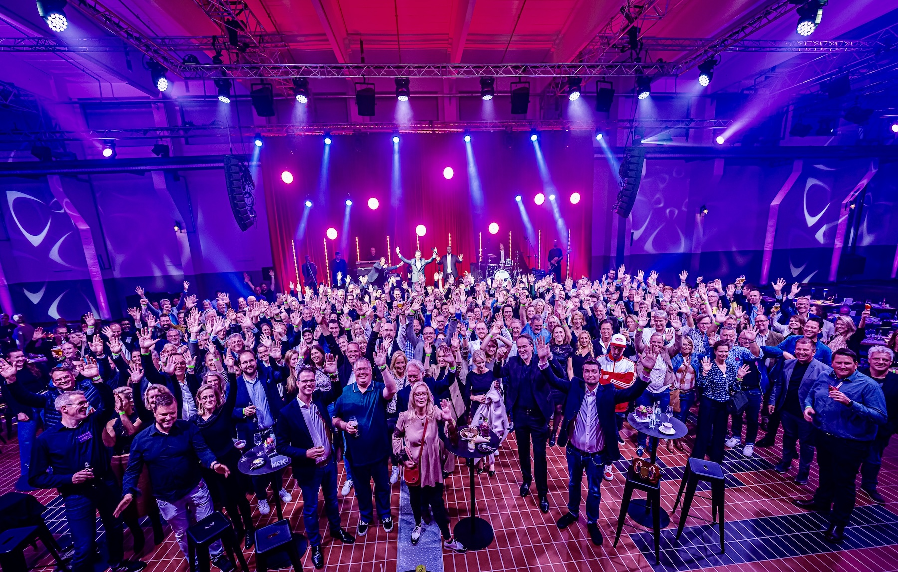 Die LK-Unternehmensgruppe feiert in der Grand Hall Zollverein in Essen 30-jähriges (Die Bildrechte liegen bei dem Verfasser der Mitteilung.) Die LK-Unternehmensgruppe feiert in der Grand Hall Zollverein in Essen 30-jähriges (Die Bildrechte liegen bei dem Verfasser der Mitteilung.)
