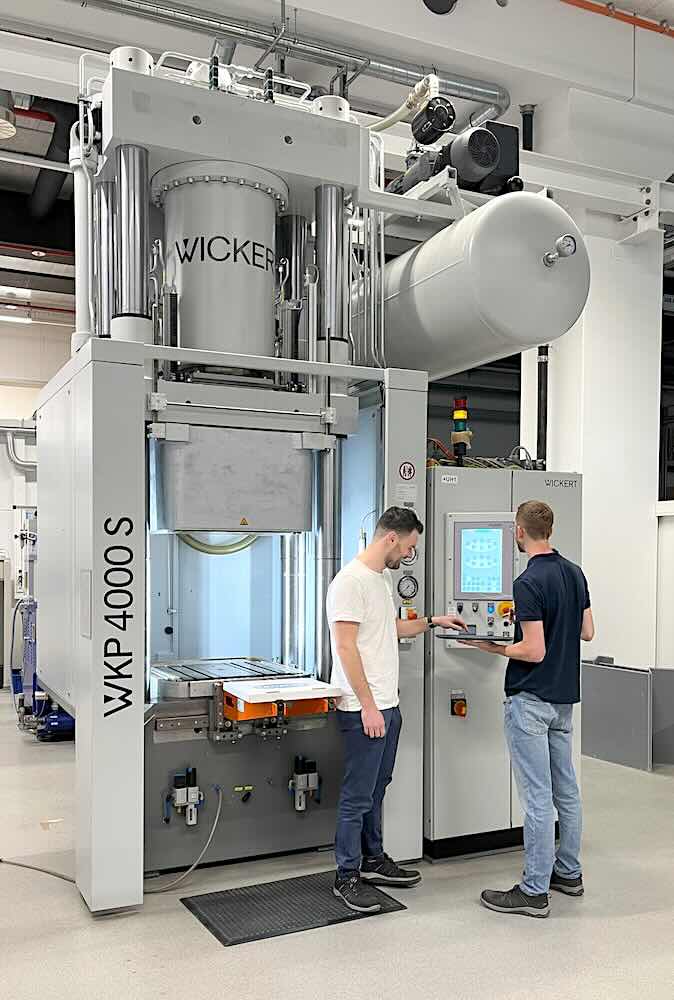 Wickert Maschinenbau hat drei Vakuumkammerpressen an die J. Schmalz GmbH geliefert (Foto: Schmalz). Wickert Maschinenbau hat drei Vakuumkammerpressen an die J. Schmalz GmbH geliefert (Foto: Schmalz).