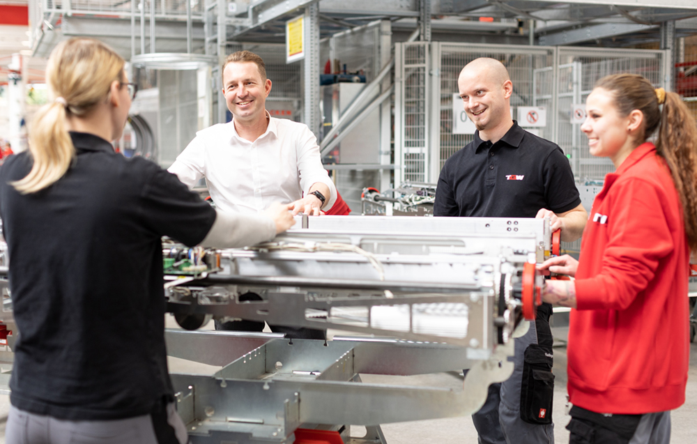 BUZ: Dank optimierter Supply Chains klappt die Teamarbeit in der Produktion von TGW Logistics. (Bildquelle:©TGW Logistics) BUZ: Dank optimierter Supply Chains klappt die Teamarbeit in der Produktion von TGW Logistics. (Bildquelle:©TGW Logistics)