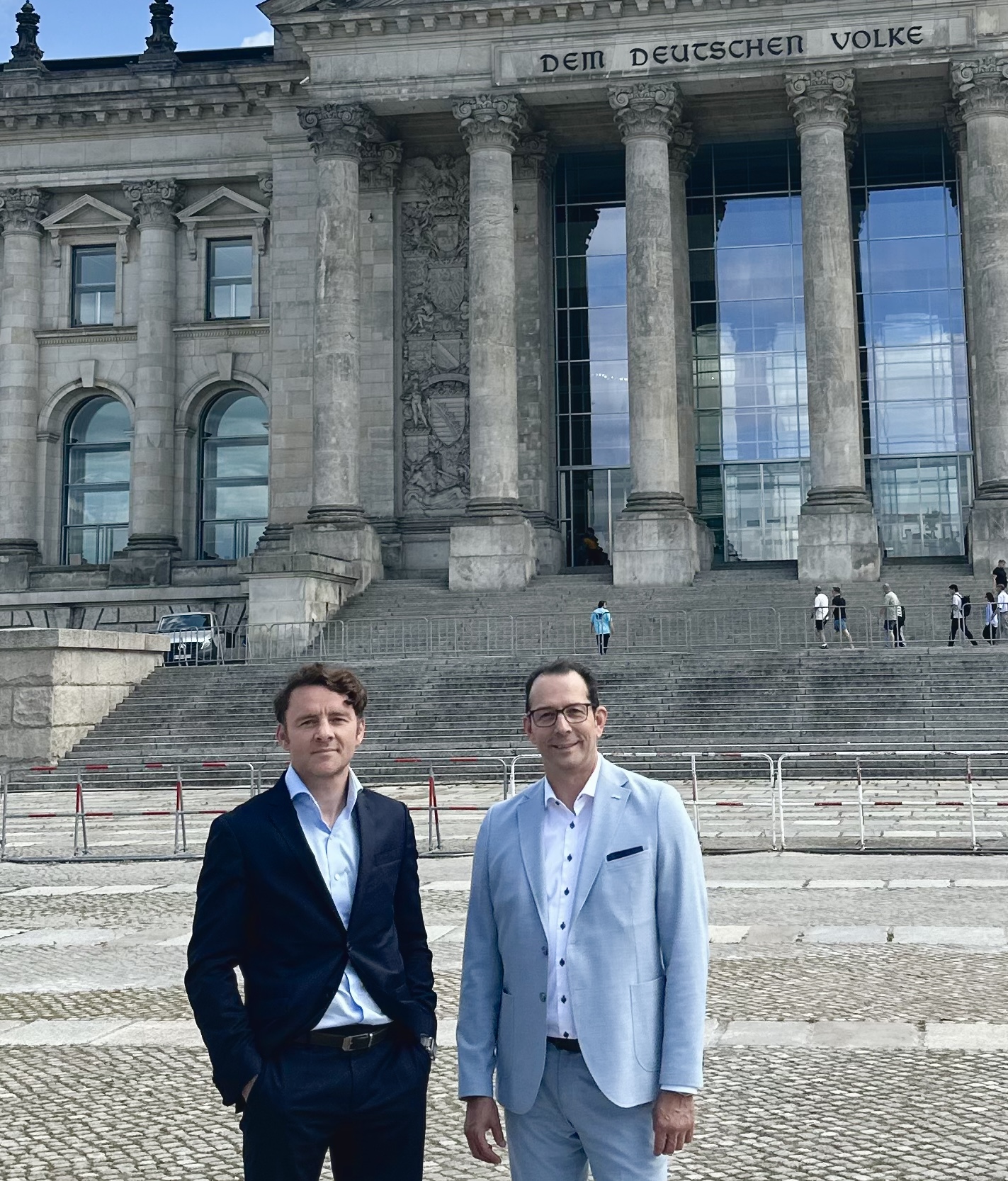 Piotr Staczek, Vorstand, gratuliert Olaf Mende, Director Public zur Berufung in die Geschäftsleitung (Die Bildrechte liegen bei dem Verfasser der Mitteilung.) Piotr Staczek, Vorstand, gratuliert Olaf Mende, Director Public zur Berufung in die Geschäftsleitung (Die Bildrechte liegen bei dem Verfasser der Mitteilung.)