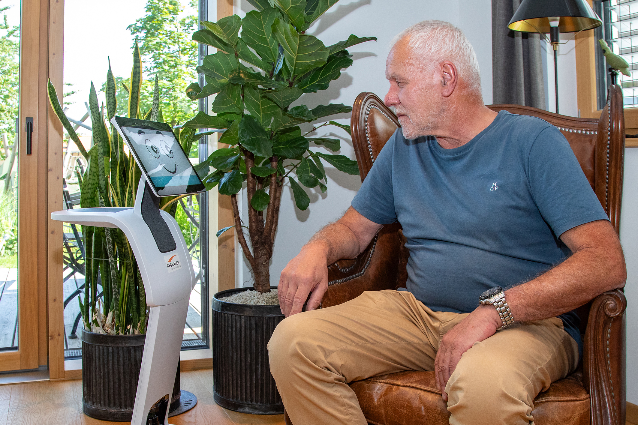 Dank Sprachsteuerung, Navigationssystem und KI Know-how ist der mobile Assistenzroboter Temi ein wertvoller Alltagshelfer.