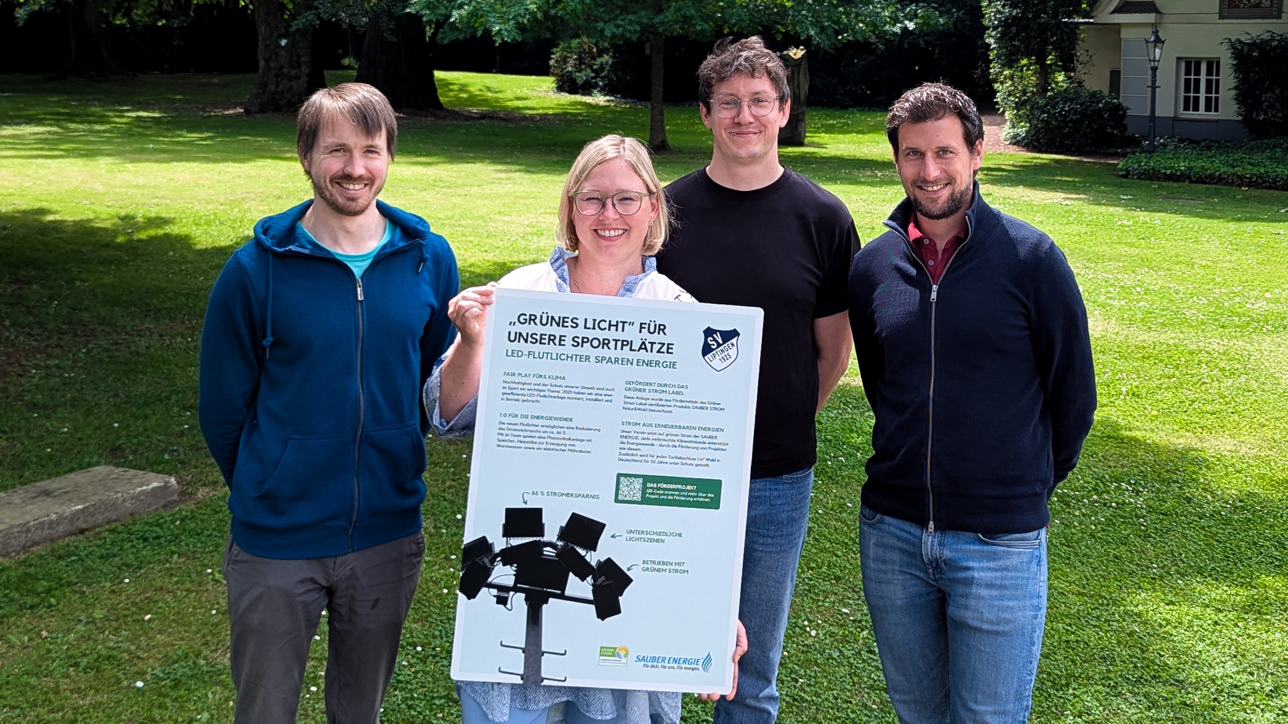 Das Team der SAUBER ENERGIE mit einem Hinweisschild für das Förderprojekt des Sportvereins Das Team der SAUBER ENERGIE mit einem Hinweisschild für das Förderprojekt des Sportvereins