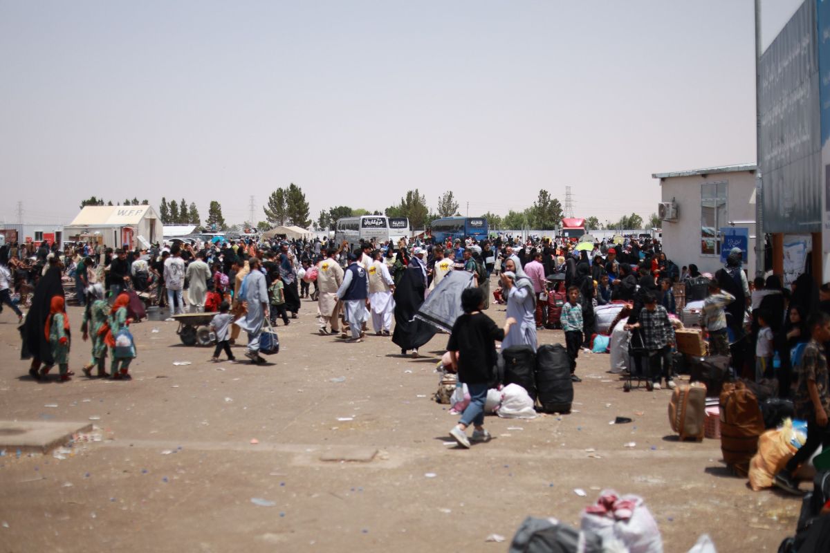 Deportierte Menschen an der Afghanisch-Iranischen Grenze in Islam Qala. (© MUSTAFA NOORI / Help - Hilfe zur Selbsthilfe)