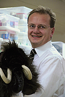 Mammut Pharma-Gründer Reiner Christensen mit  Mammut und Kindermedizin