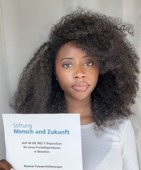 AUF IN DIE WELT Stipendium: Noemie mit Urkunde (Stiftung Mensch und Zukunft) AUF IN DIE WELT Stipendium: Noemie mit Urkunde (Stiftung Mensch und Zukunft)