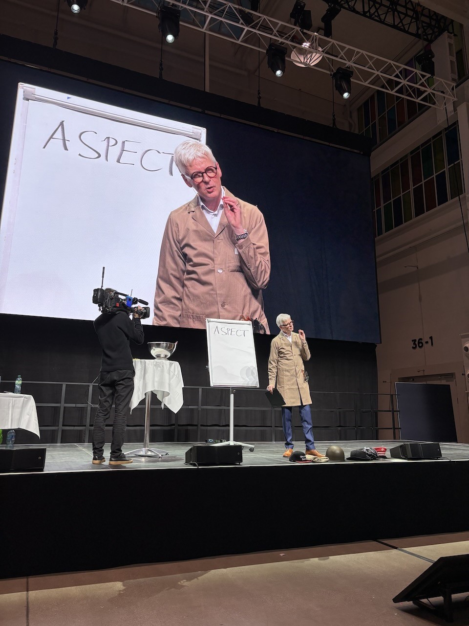 Als Business Comedian begeistert er sein Publikum mit feinsinnigem Humor: Stefan Häseli (Bildquelle: Häseli) Als Business Comedian begeistert er sein Publikum mit feinsinnigem Humor: Stefan Häseli (Bildquelle: Häseli)