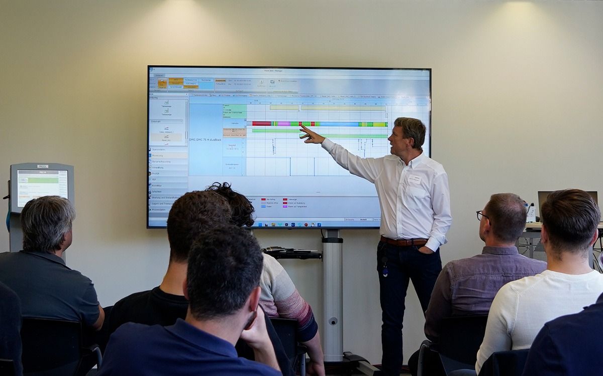 PROXIA bietet Wissen, Orientierung und Beratung rund um MES und Digitalisierung. (© PROXIA Software AG) PROXIA bietet Wissen, Orientierung und Beratung rund um MES und Digitalisierung. (© PROXIA Software AG)
