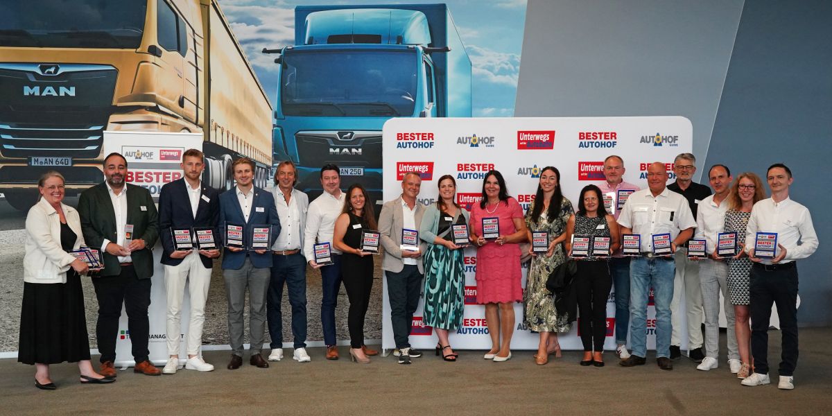 Gruppenbild der Gewinner zur Leserwahl BESTER AUTOHOF 2025 (© TRI TOP Management GbR) Gruppenbild der Gewinner zur Leserwahl BESTER AUTOHOF 2025 (© TRI TOP Management GbR)