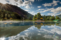 Spiegelung der Berge im klarem Seewasser (Bergparadies – Apartment & Studio Hotel)