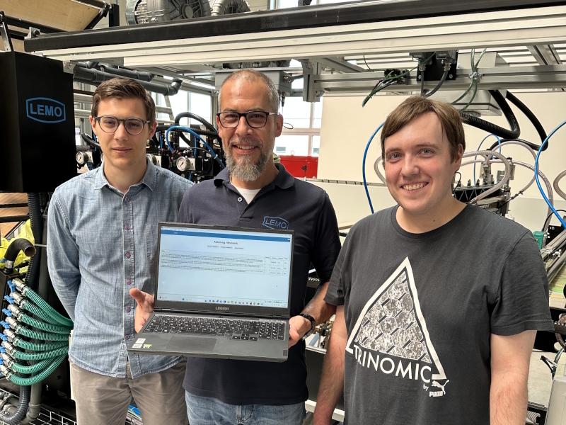 Carsten Neußer, Volker Wollersheim (LEMO Maschinenbau) und Benedikt Huth (Die Bildrechte liegen bei dem Verfasser der Mitteilung.) Carsten Neußer, Volker Wollersheim (LEMO Maschinenbau) und Benedikt Huth (Die Bildrechte liegen bei dem Verfasser der Mitteilung.)