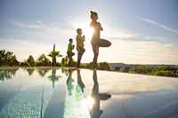 Hatha Yoga mit dem indischen Yogi am Larimar Infinitypool (c) Bernhard Bergmann (Hotel Larimar) Hatha Yoga mit dem indischen Yogi am Larimar Infinitypool (c) Bernhard Bergmann (Hotel Larimar)