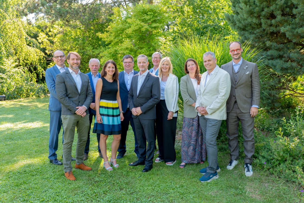 Vorstand und Aufsichtsrat der Gartenbau-Versicherung, neu gewählt Monika Köstlin (3.v.r.) Vorstand und Aufsichtsrat der Gartenbau-Versicherung, neu gewählt Monika Köstlin (3.v.r.)