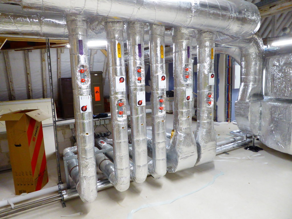 Die neue Lüftungstechnik im Dachgeschoss des Kepler-Gymnasiums in Tübingen (Die Bildrechte liegen bei dem Verfasser der Mitteilung.)