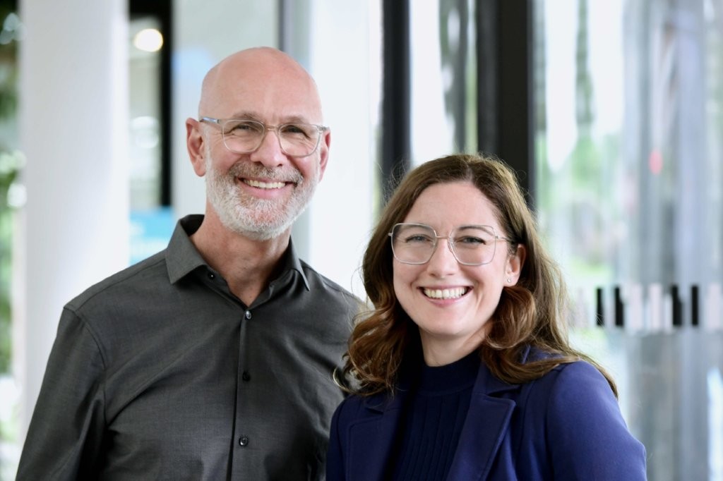 Heiko Lorenzen, Ergotherapeut, und die an Post COVID erkrankte Anna Battisti Heiko Lorenzen, Ergotherapeut, und die an Post COVID erkrankte Anna Battisti