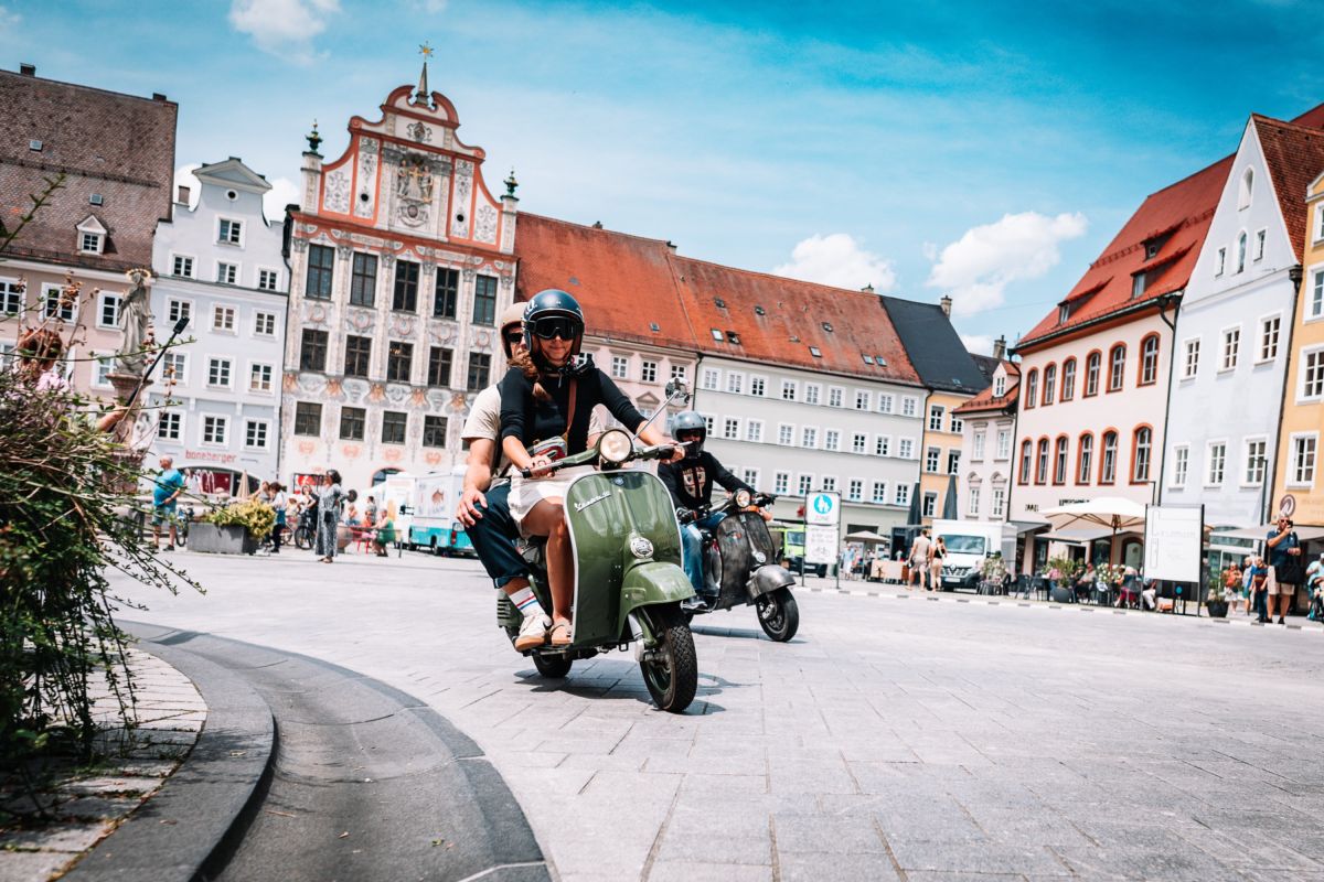 Mit der Vespa durch die malerische Altstadt von Landsberg am Lech (© SIP Scootershop) Mit der Vespa durch die malerische Altstadt von Landsberg am Lech (© SIP Scootershop)