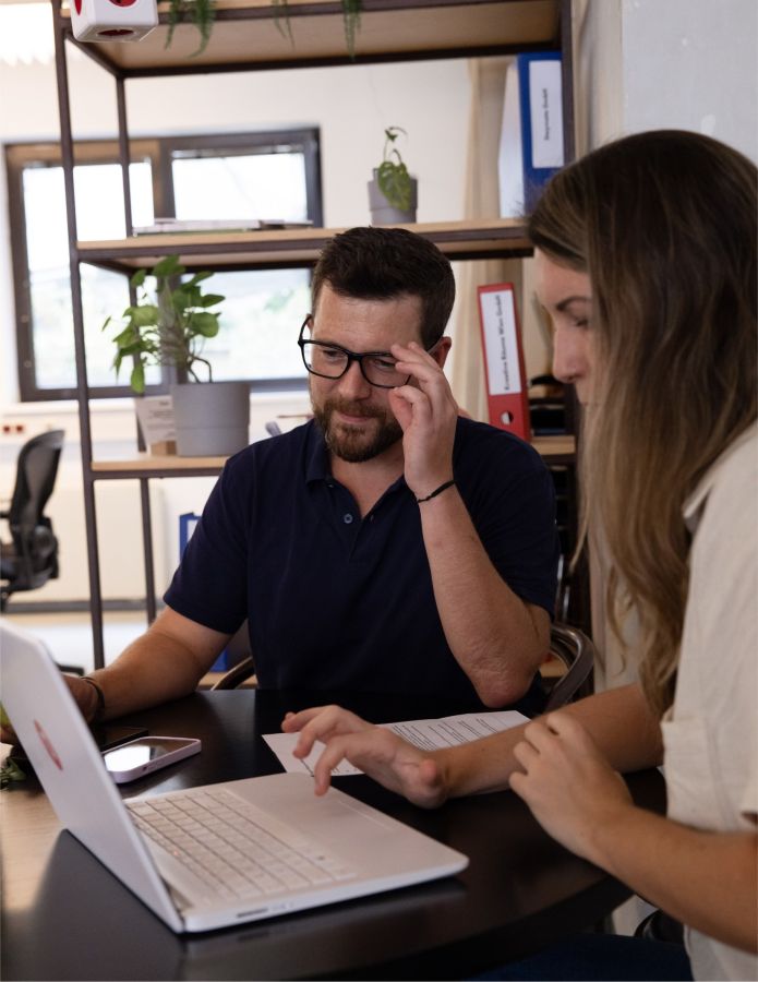 Einfachmarketing COO Mario Benegger bei der Planung der Einfachmarketing Academy. (© )