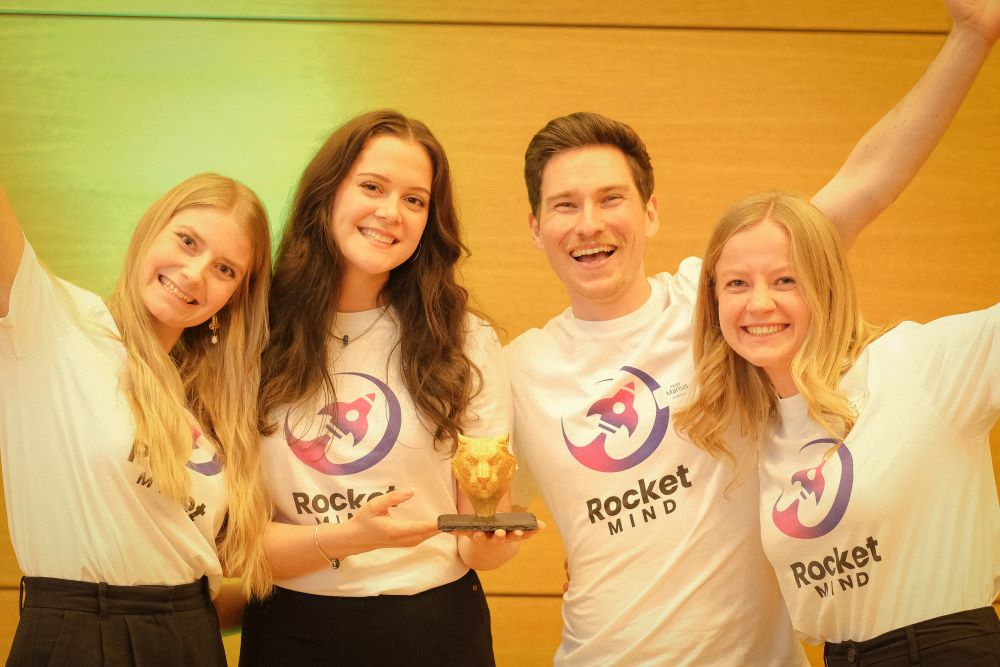 Das strahlende Siegerteam von RocketMIND. Foto: Benedikt Kneidl, TechBase Regensburg GmbH.