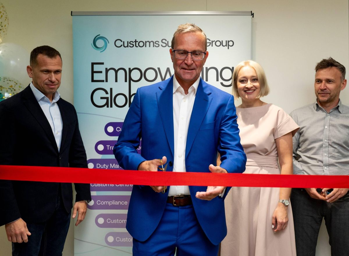 Feierliche Eröffnung: CSG-CDO Ian Featherstone durchtrennt das Band des neuen TechHub in Warschau (© Customs Support Group) Feierliche Eröffnung: CSG-CDO Ian Featherstone durchtrennt das Band des neuen TechHub in Warschau (© Customs Support Group)